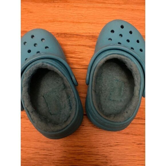 Crocs, little kids blue, fur lined slip on clogs size C7 - Picture 3 of 5